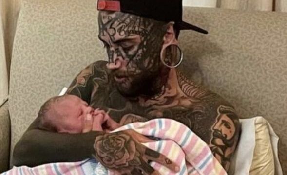 Dad whose body is completely covered in tattoos undergoes transformation for the sake of his young daughter