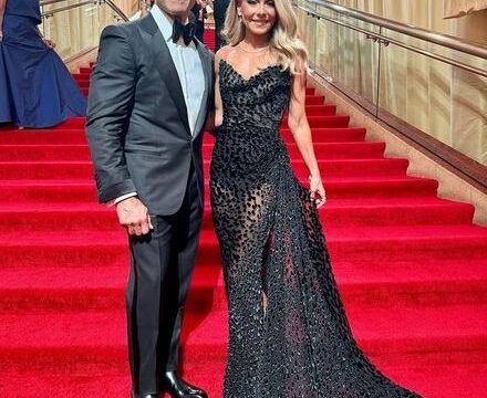At 53, Kelly Ripa’s black gown on Oscars red carpet ignites reactions from fans and HT1
