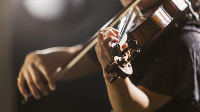 Violinist’s school bully asks her to play at wedding — she has perfect response