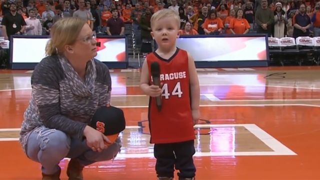 Ht2.Brave toddler agrees to sing national anthem before crowd, only to have 6,000 people on their feet