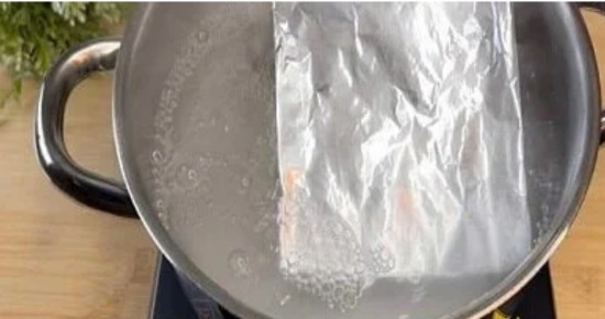Ht1.Put a Sheet of Aluminum Foil in Boiling Water, Even Wealthy People Do This: The Reason