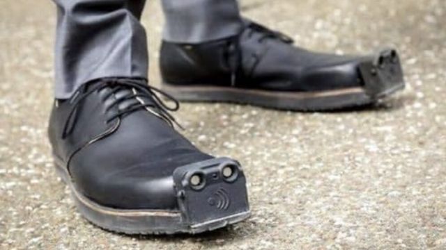 Ht4.If you see someone wearing these shoes, stop what you're doing and look around