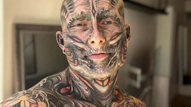 HT4.Tattoo junkie paints 95% of his body, revealing what he looked like only 5 years ago.