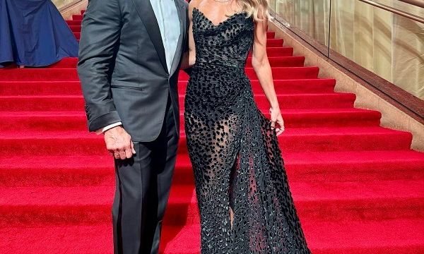 HT4.Kelly Ripa, 53, Steals the Spotlight in Black Gown at Oscars Red Carpet, Sparking Fan Reactions