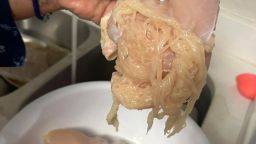 ht4.Mom shares disgusting photo of chicken breast that shreds into spaghetti