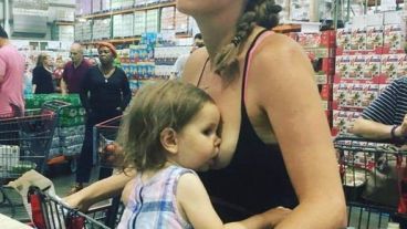 HT2. Mother posts picture breastfeeding toddler in public – she finally responds to all the backlash