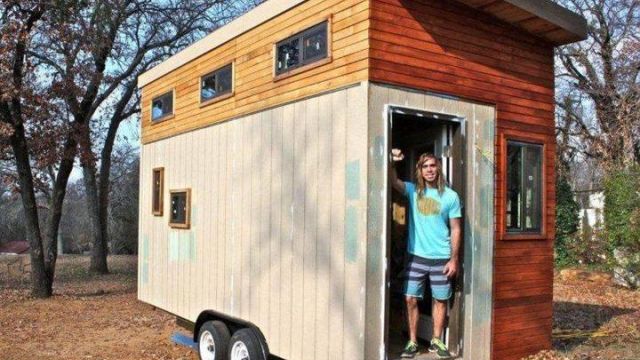 HT2. A student builds a 14-square-meter house to get rid of debts, but when he sees it from the inside, he is speechless