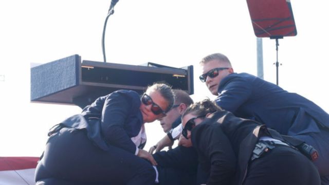 [NEWS] Photos Show Chaos After Shots Fired At Trump, Former President Defiantly Raising Fist