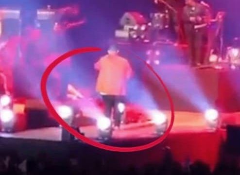 HT1. Singer electrocuted to death at concert after he got wet from hugging fan. The video is hard to watch