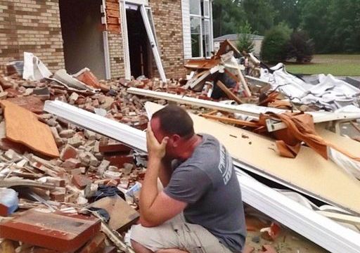 HT4. Son Who Hadn’t Seen His Mother in Years Returns to Find Her Home in Ruins