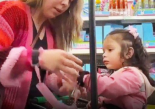 HT1. California Mom Causes a Heated Stir by Putting Daughter's Wrist on a Leash While Shopping